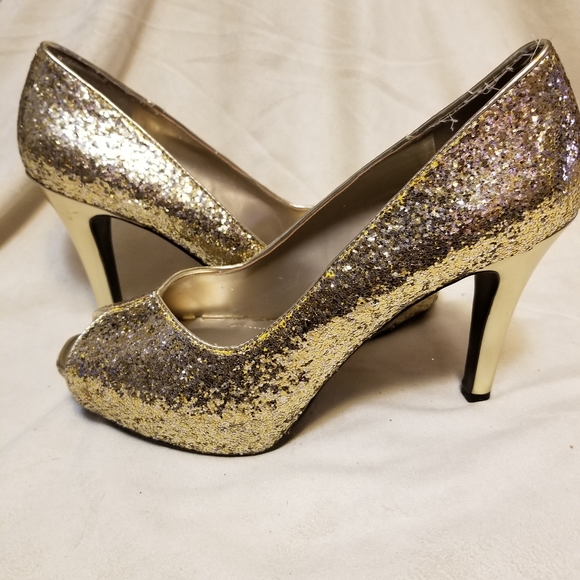 Shoes - Picture 2 of 4